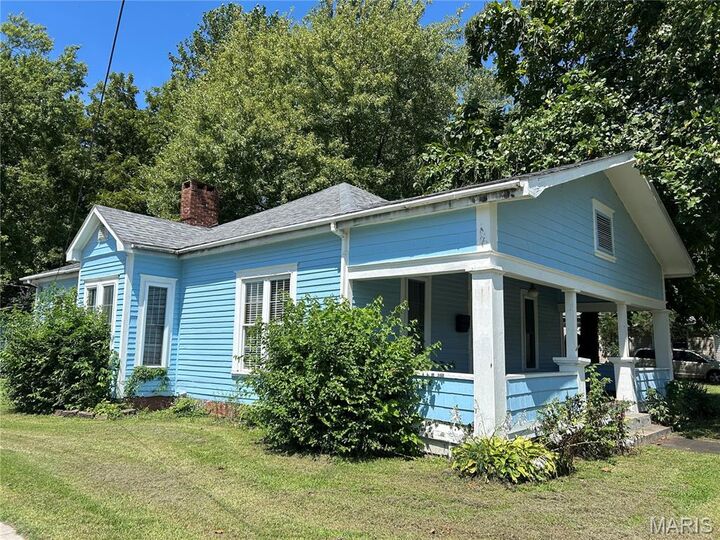 Property Photo:  1003 N Walnut Street  IL 62056 