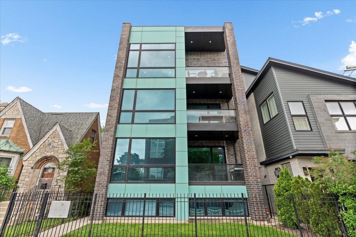 Property Photo: 2145 W Augusta Boulevard 3ph IL 60622