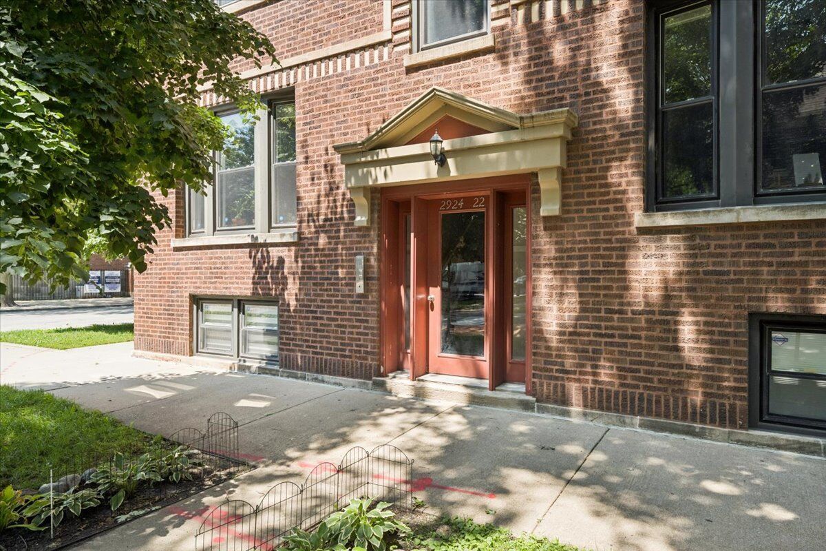 Property Photo: 2924 W Berteau Avenue 1 IL 60618