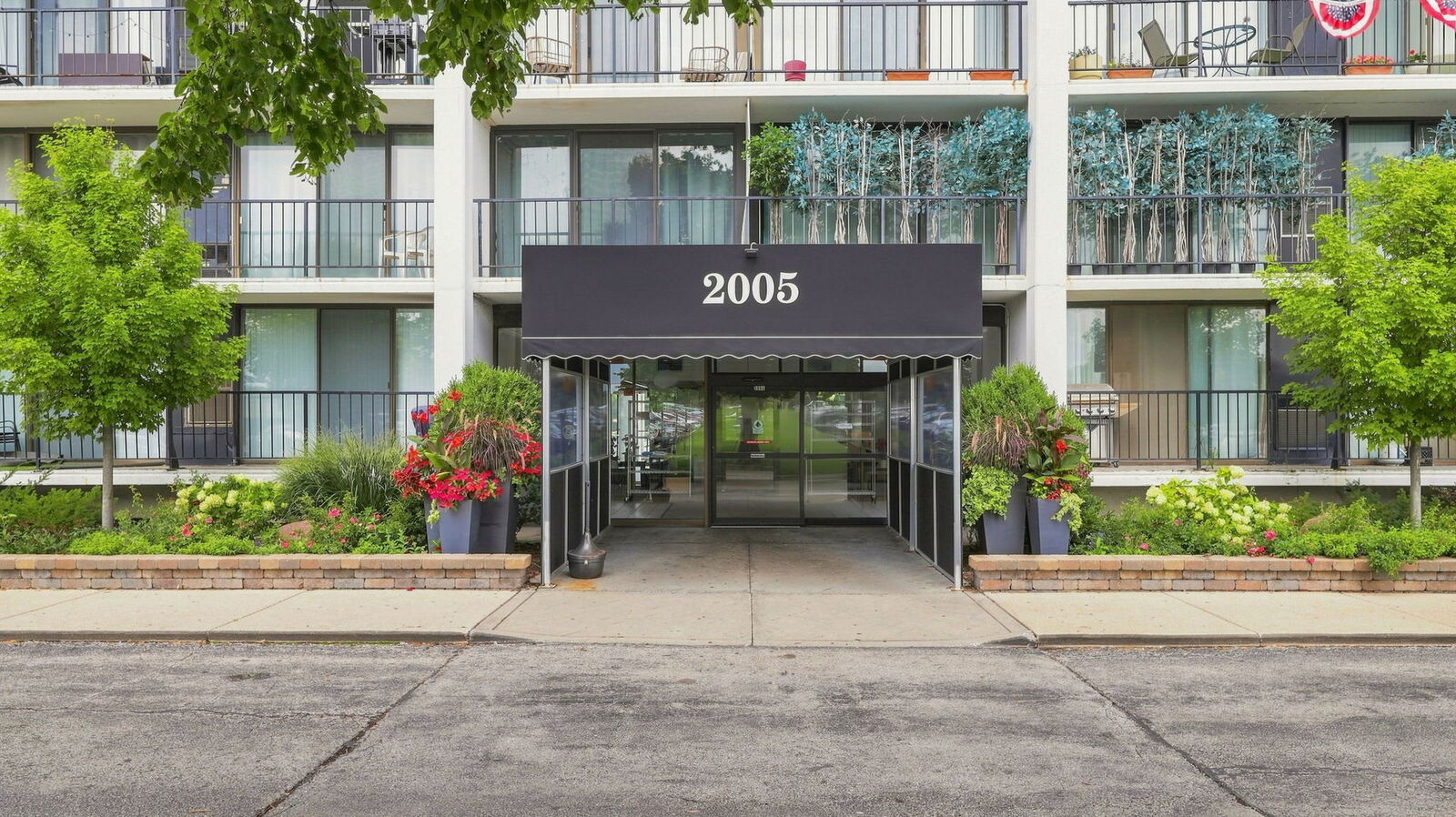 Property Photo: 2005 S Finley Road 604 IL 60148