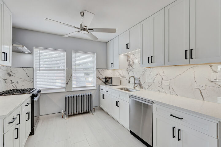 Property Photo: 6 S Monterey Avenue B IL 60181
