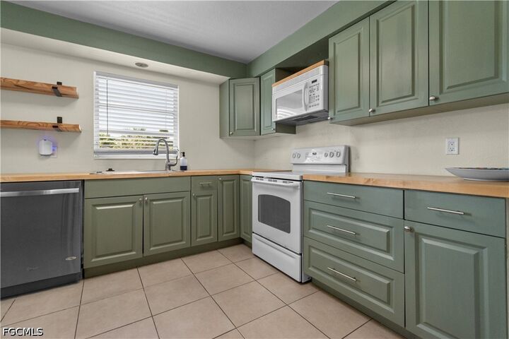Property Photo:  2231 Gorham Avenue  FL 33907 