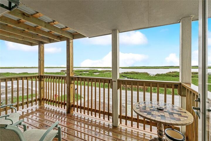Property Photo:  307 Martin Lane  LA 70083 