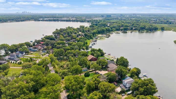 Property Photo:  225 Peninsula Road  MN 55441 