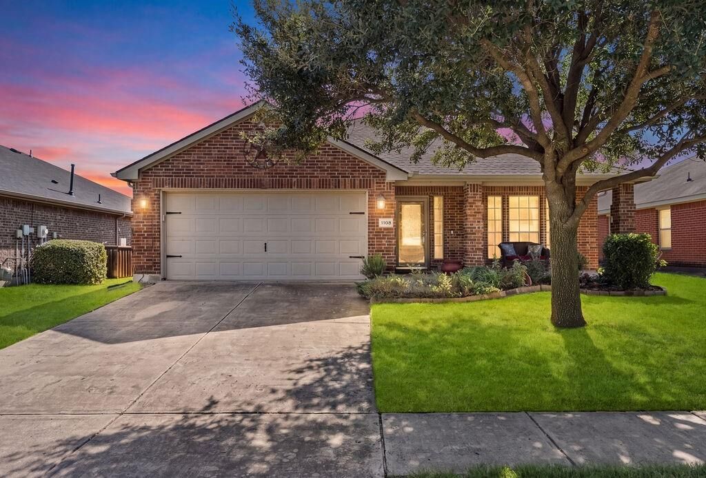 Property Photo: 1108 Applegate Way TX 75189