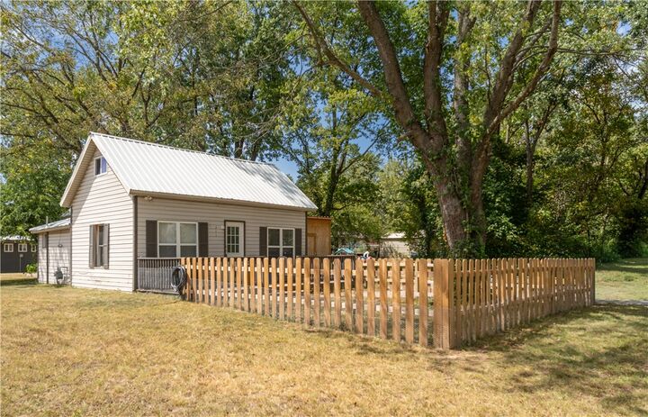 Property Photo: 311 SW 3rd Avenue AR 72736