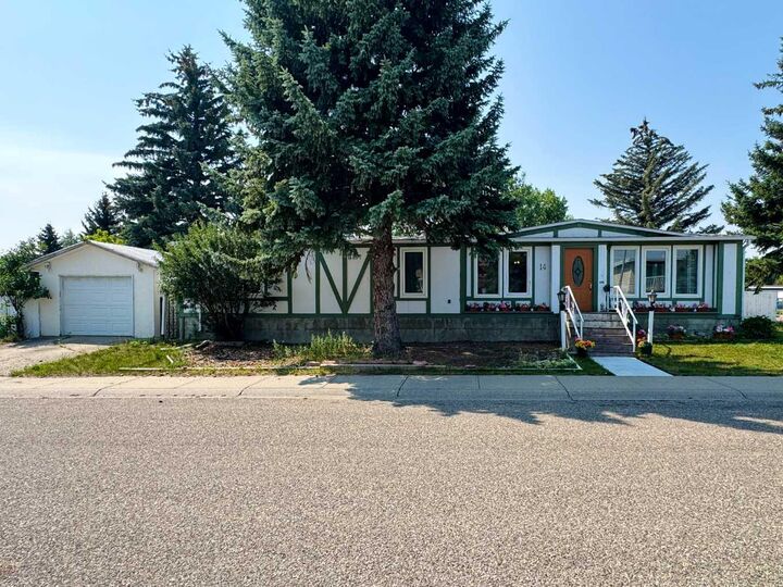 Property Photo: 14 Dalhousie Court W AB T1K 4C9