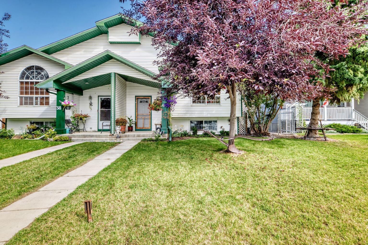 Property Photo: 40 Green Meadow Crescent AB T1P 1H4