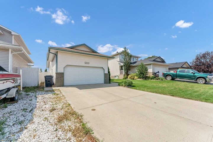Property Photo: 402 Stratton Way SE AB T1B 4N2