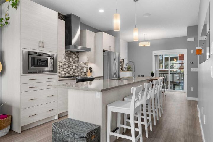 Property Photo:  129 23 Avenue NE 110  AB T2E 1V6 
