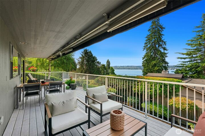 Property Photo: 12530 Holmes Point Drive NE WA 98034