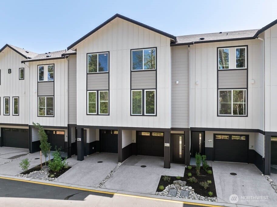 Property Photo:  16202  Manor Way F3  WA 98087 