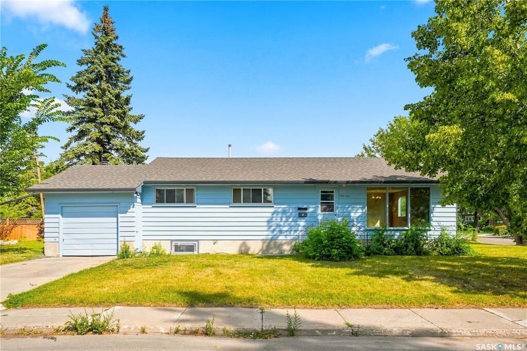 Property Photo:  1401 10th Street E  SK S7H 0J4 