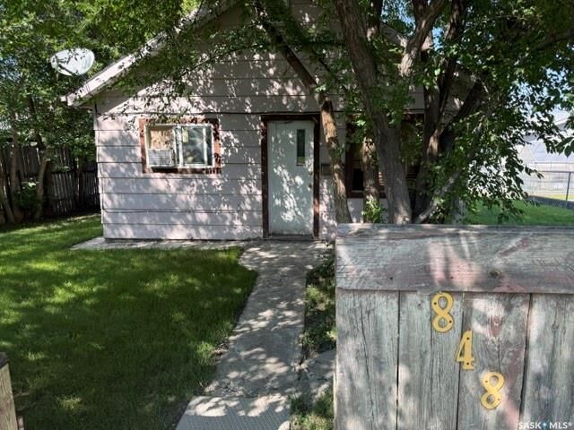 Property Photo: 848 17th Street W SK S6V 3Y4