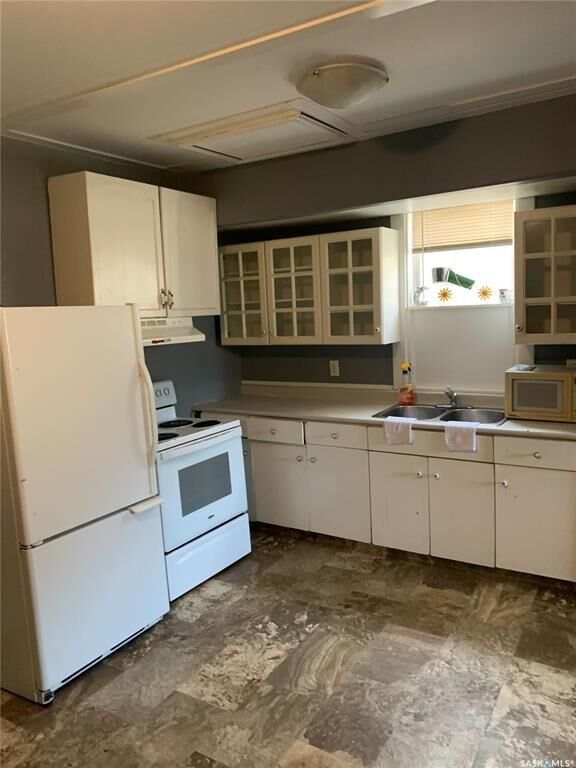 Property Photo: 109 28th Street W SK S7L 0K1