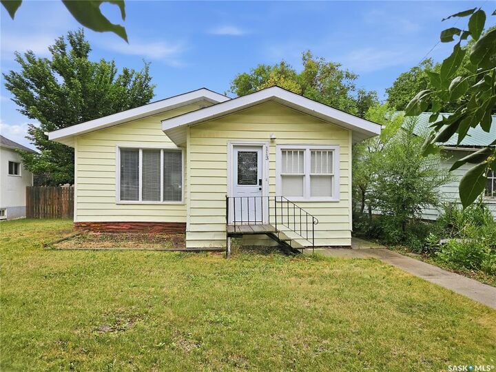 Property Photo: 113 4th Avenue E SK S0L 2V0