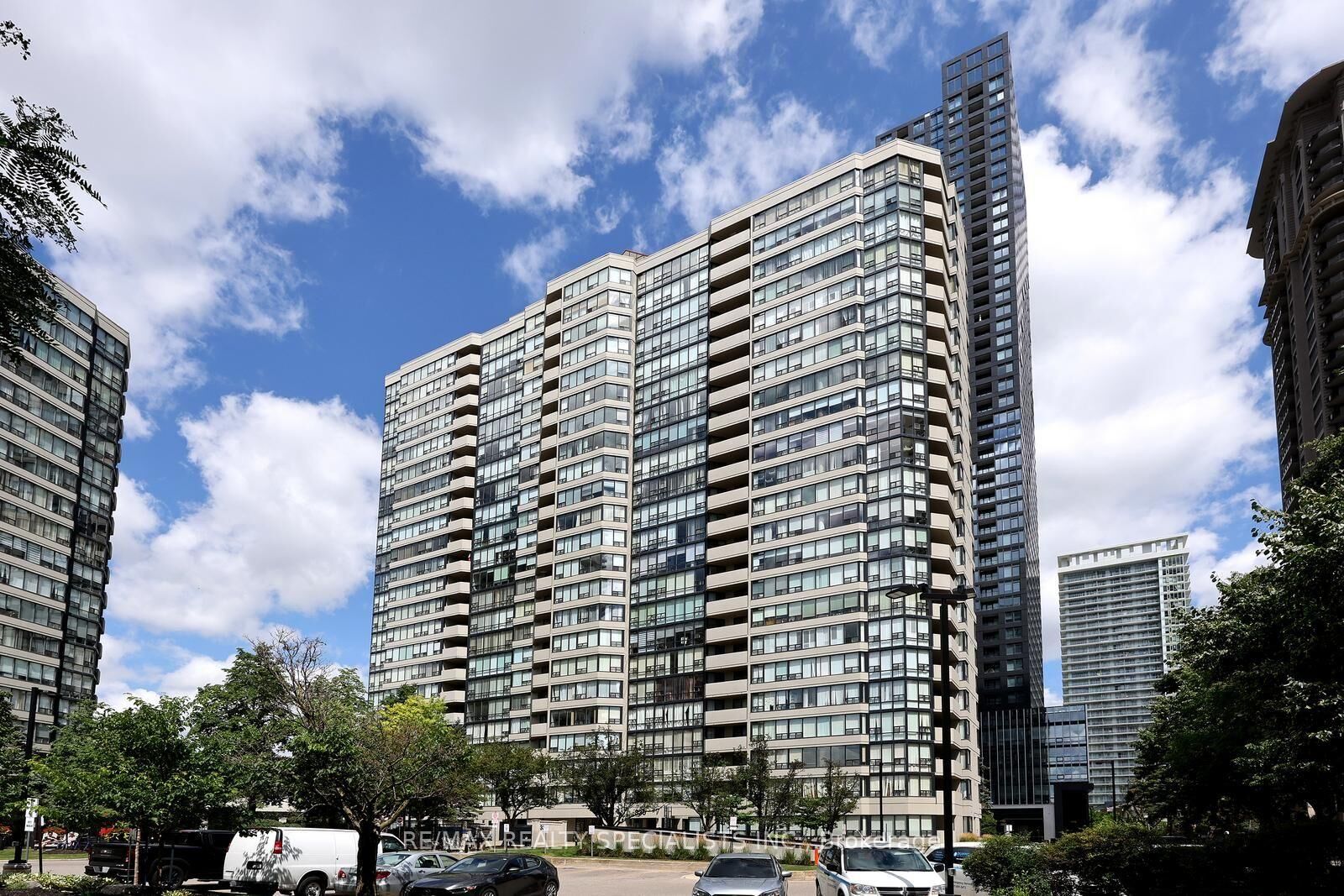 Property Photo:  330 Rathburn Road W 1507  ON L5B 3Y1 
