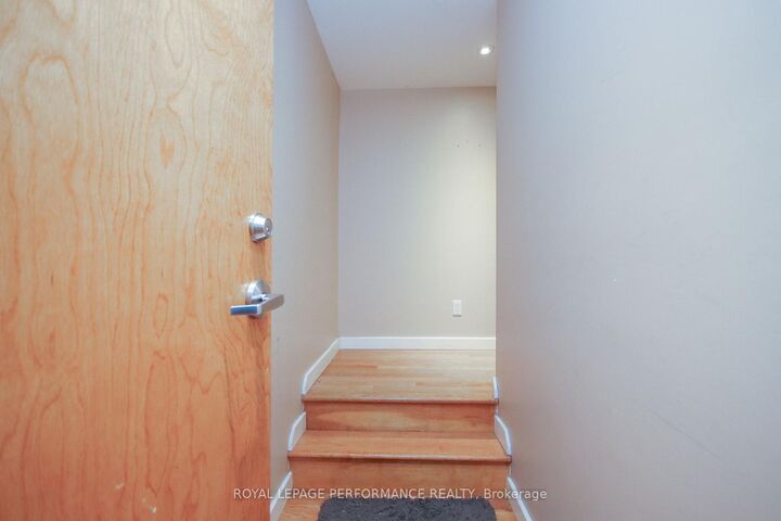 Property Photo:  736 Cooper Street E 3  ON K1R 5J6 