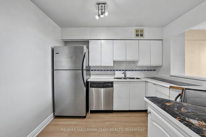 Property Photo: 326 Major Mackenzie Drive E 705 ON L4C 8T4
