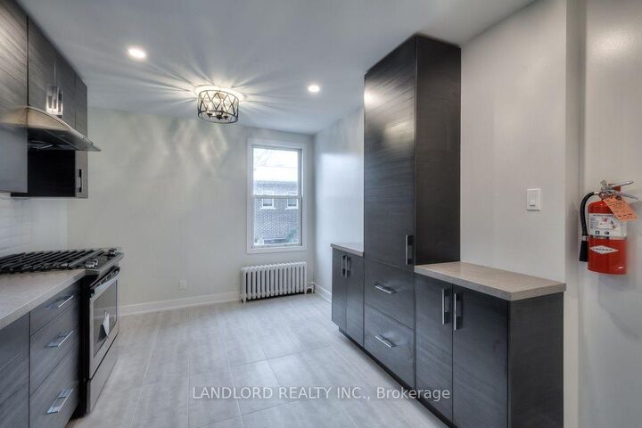 Property Photo:  37 Grange Avenue 2  ON M5T 1C6 