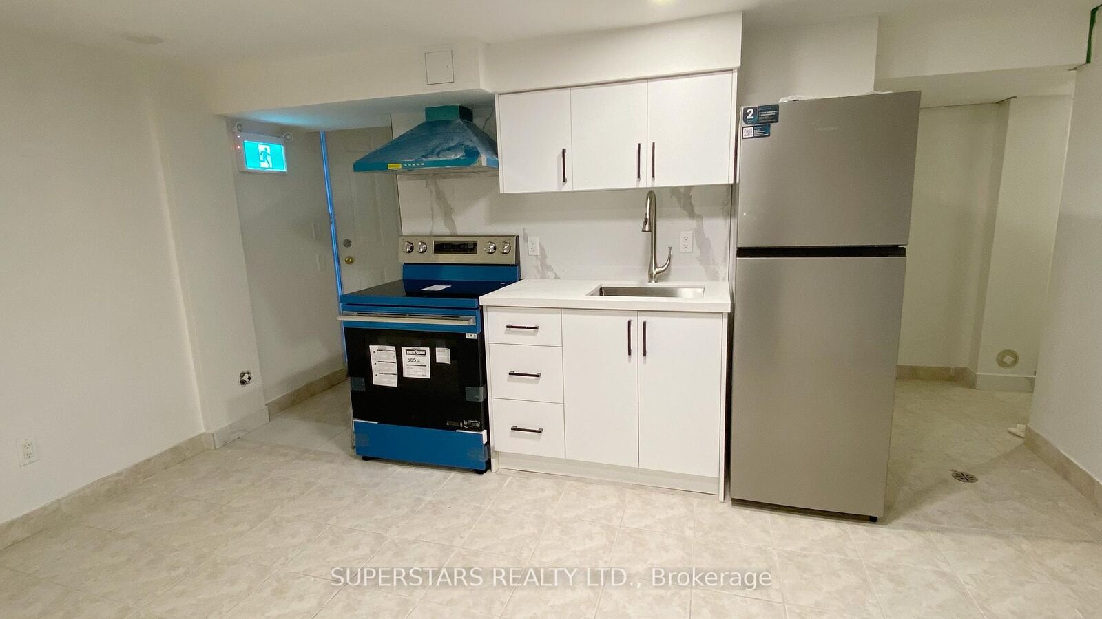 Property Photo:  122 Huron Street 1  ON M5T 2B3 