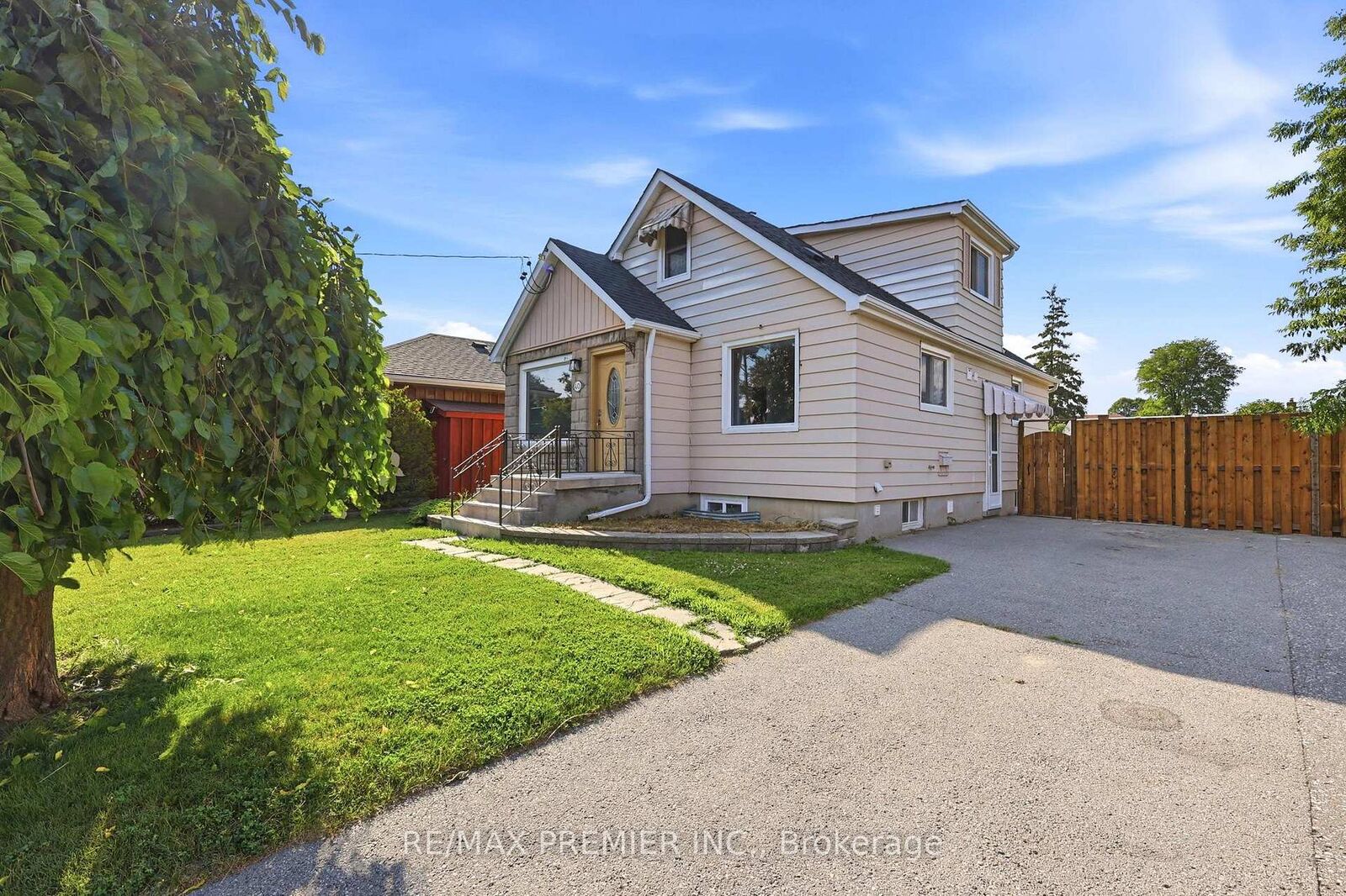 Photo de la propriété:  40 Byng Avenue Lower  ON L1G 3N1 