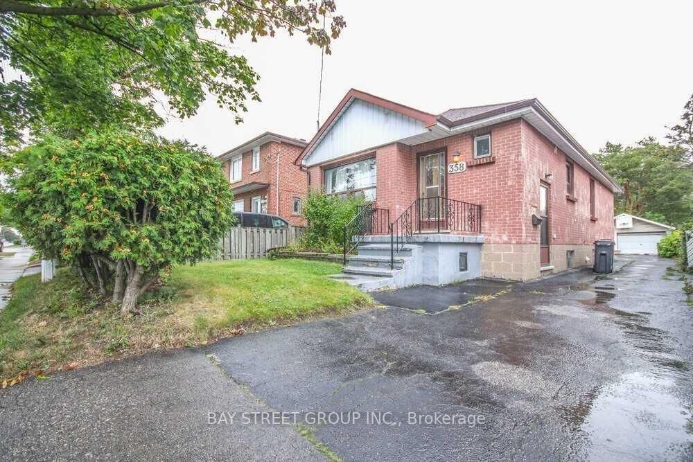 Property Photo:  358 Horner Avenue Upper  ON M8W 1Z9 
