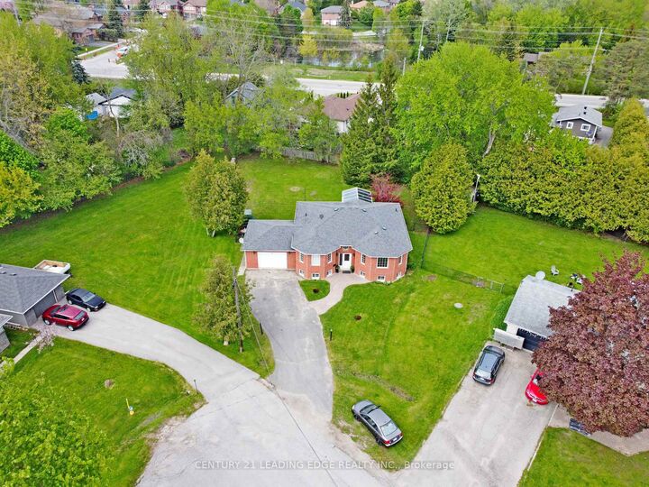 Property Photo: 4 Bay Court ON L4P 1B3