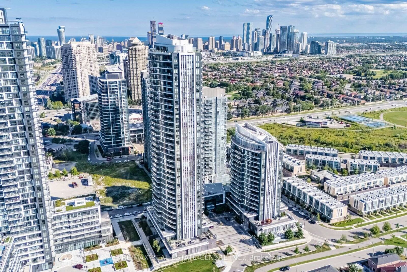 Property Photo: 35 Watergarden Drive 2414 ON L5R 0G8