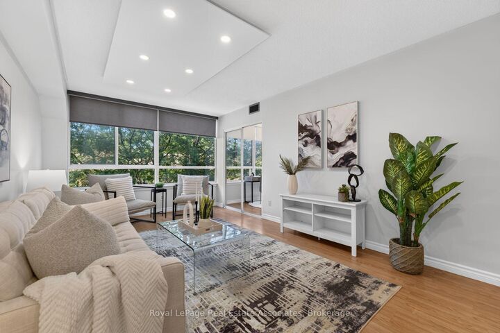 Property Photo:  1001 Cedarglen Gate 221  ON L5C 4R2 