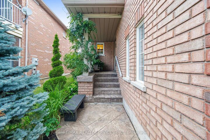 Property Photo: 23 Swansea Meadows Drive ON L7A 2C5