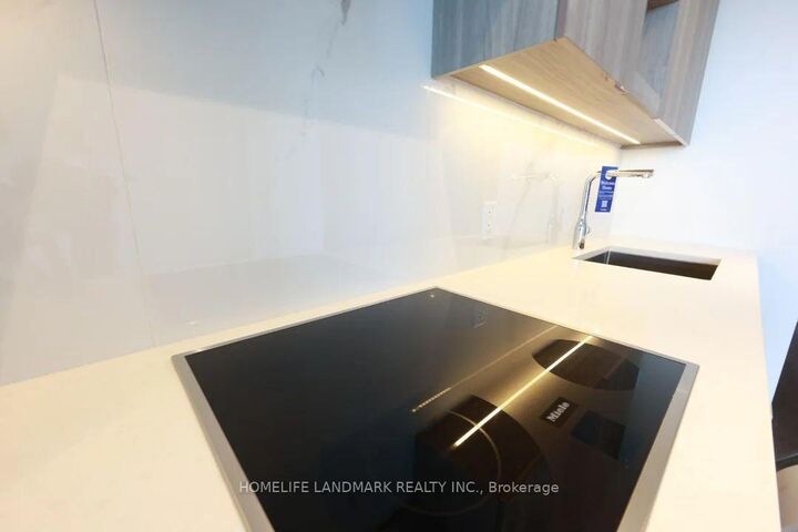 Property Photo:  27 McMahon Drive 1111  ON M2K 0J2 