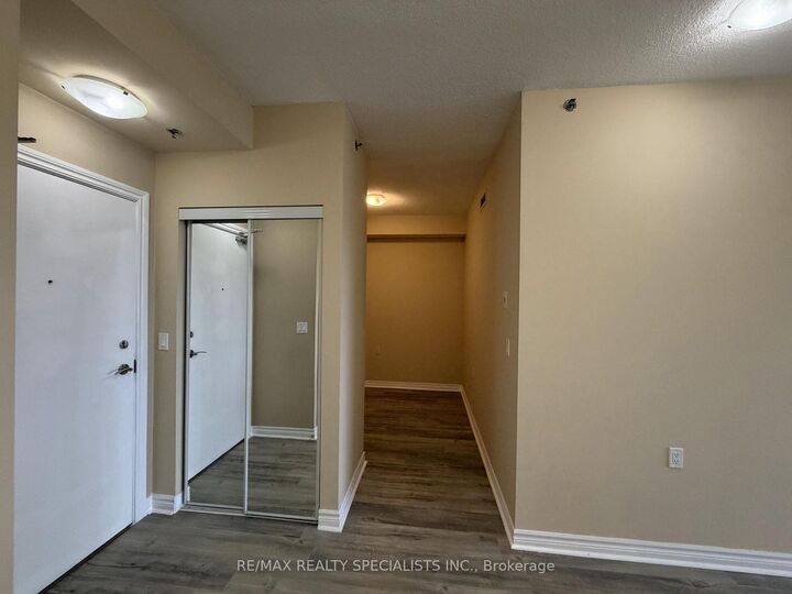 Property Photo: 810 Scollard Court 1007 ON L5V 0A4