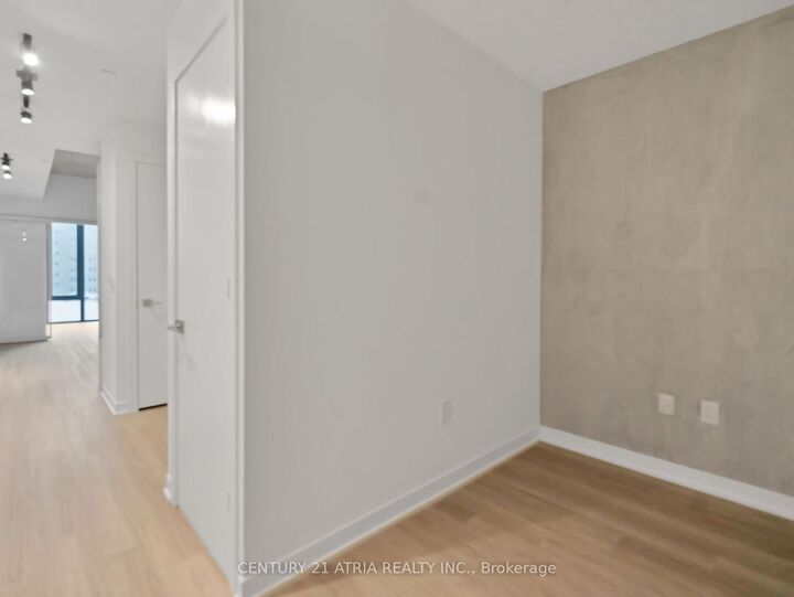Property Photo:  195 McCaul Street 716  ON M5T 1W6 