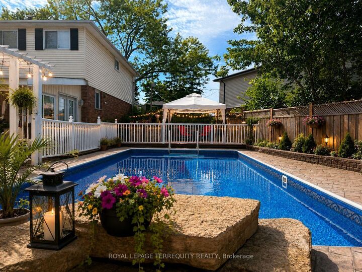 Photo de la propriété:  235 Barkley Crescent  ON L1J 2E7 