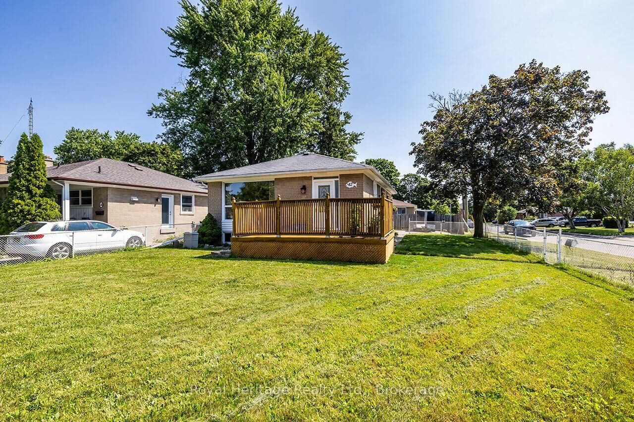 Property Photo:  42 Thorncroft Crescent  ON L1S 2S2 