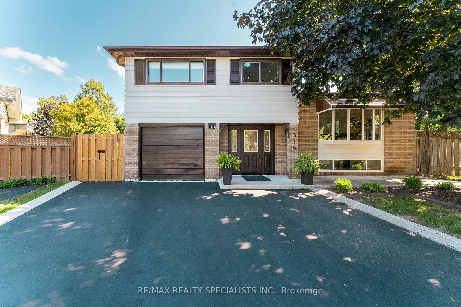 Property Photo: 1319 Sherwood Court ON L7M 1C8