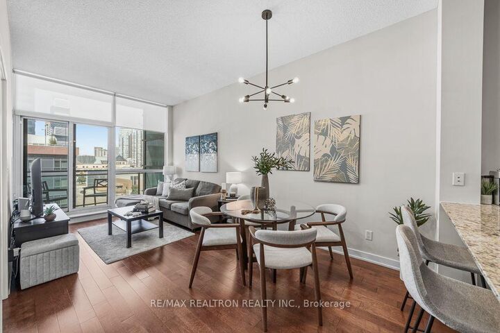 Property Photo: 4070 Confederation Parkway 506 ON L5B 0E9