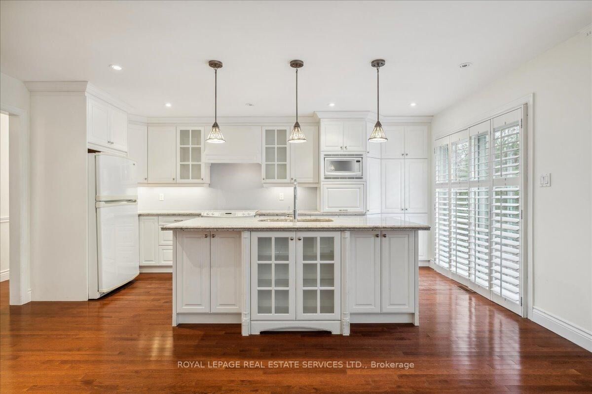 Property Photo:  172 River Oaks Boulevard E  ON L6H 5N7 