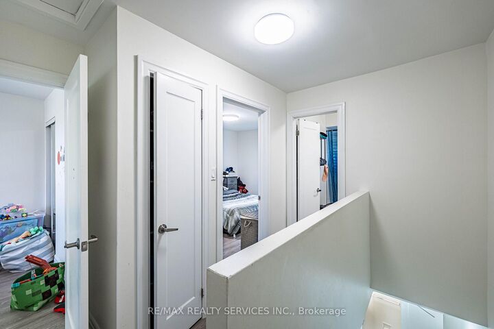 Property Photo: 122 Ellerslie Road 122 ON L6T 4C3