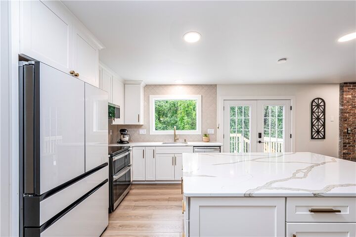 Property Photo: 328 Comstock Dr PA 15642