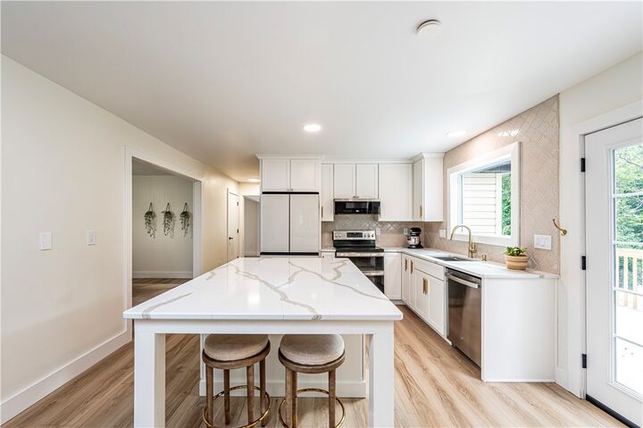 Property Photo: 328 Comstock Dr PA 15642