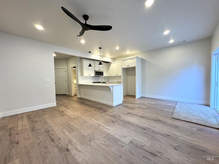 Property Photo: 104 NE 3rd St. Middle Unit ID 83619
