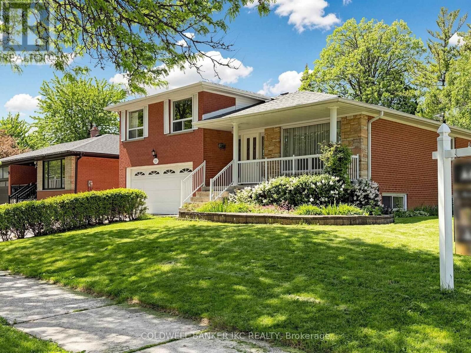 Property Photo:  2220 Springfield Court  ON L5K 1V2 
