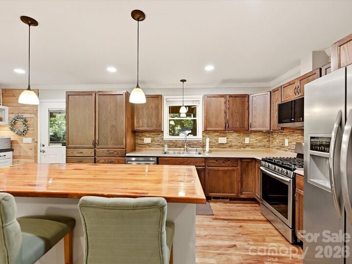 Property Photo: 1901 Balfour Lane NC 28216