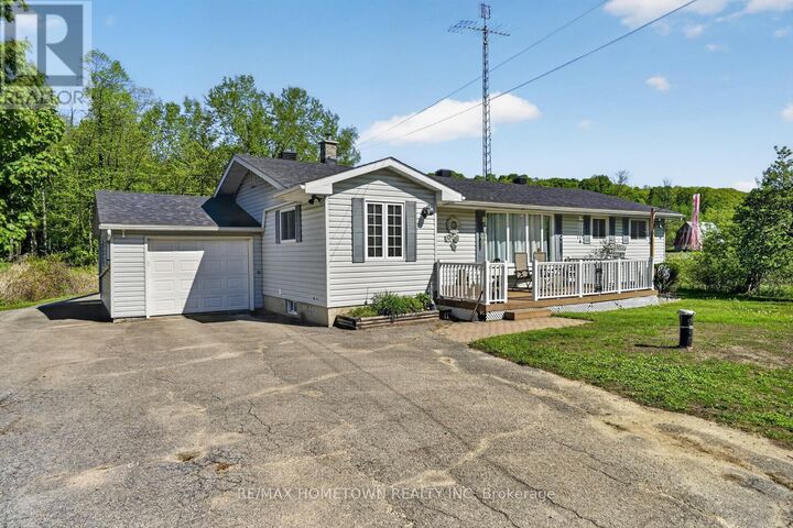 Property Photo:  1404 Hallecks Road East  ON K6V 5T3 