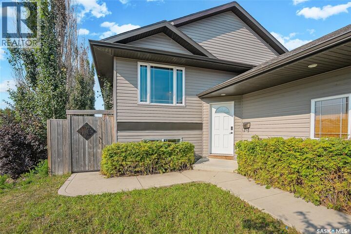 Property Photo: 318 Lucyk Crescent SK S7W 0E8