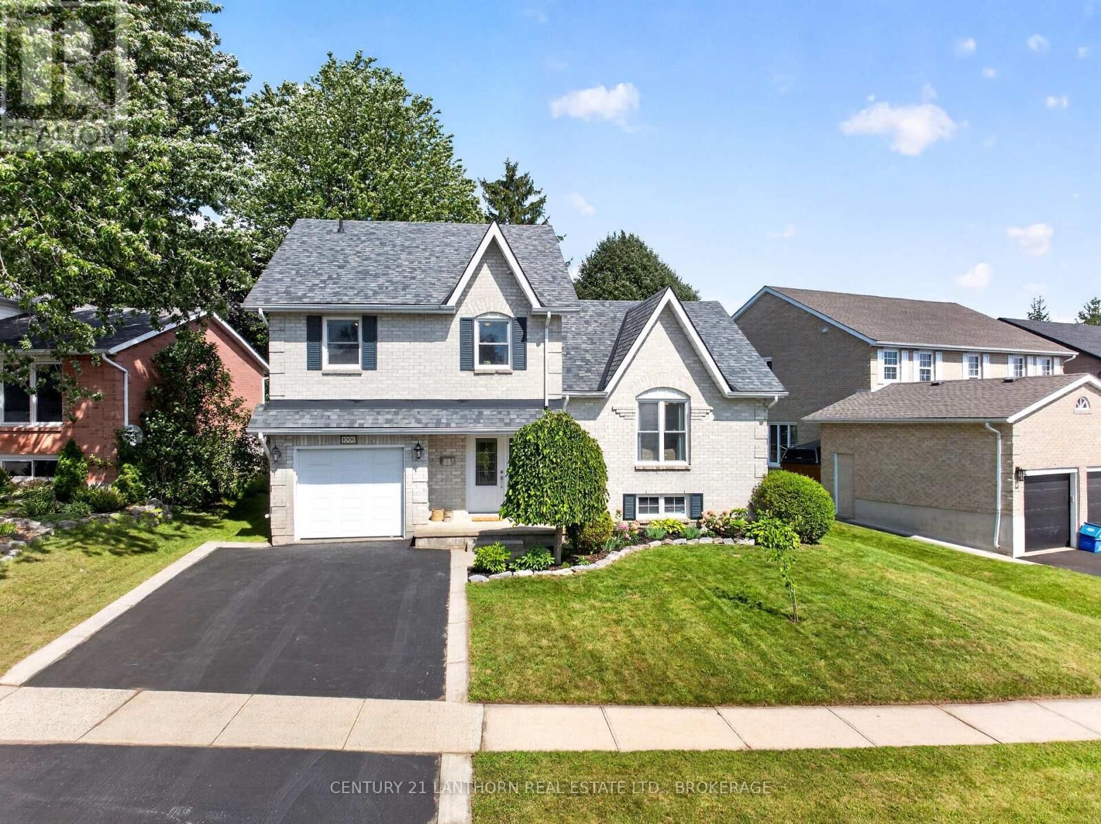 Property Photo: 1006 Dillingham Street ON K7P 2P4