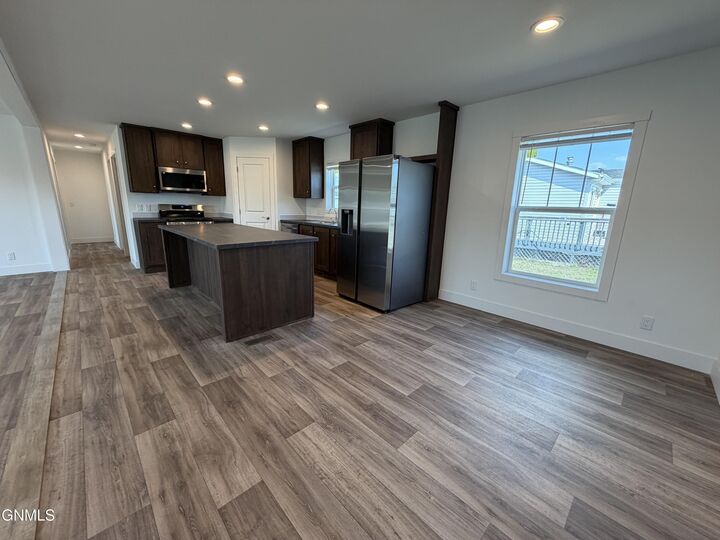 Property Photo:  281 Sandpiper Avenue  ND 58504 