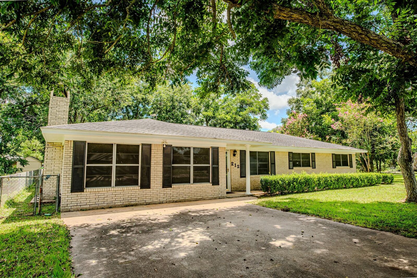 Property Photo: 212 Avenue B TX 77422